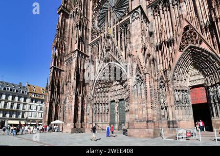 Strasbourg, France - septembre 2023 : porte d'entrée de la célèbre cathédrale de Strasbourg en France dans le style roman et gothique Banque D'Images