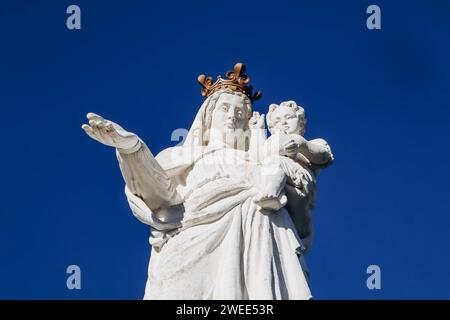 La Vierge de Monton, statue d'une Vierge à l'enfant située en France à Veyre-Monton, dans le département du Puy-de-Dôme Banque D'Images