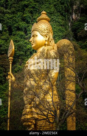 Le bouddha d'or devant les grottes de Batu à Kuala Lumpur, Malaisie Banque D'Images