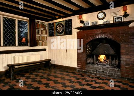 Le château le pub du village à Chiddingstone, Kent. Intérieur avec fléchettes un vrai feu de bois en rondins. Sol carrelé, banc en bois. ANNÉES 1990 1991 ROYAUME-UNI HOMER SYKES Banque D'Images