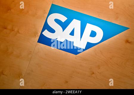 DAS logo des Software-Unternehmens SAP zu sehen auf der Messe Hannover. Die SAP se mit Sitz im baden-württembergischen Walldorf ist ein börsennotierter Softwarekonzern. UM sich künftig stärker auf KI zu konzentrieren, will sich der Konzern umbauen und weltweit 8000 Stellen streichen - bereits vor einem Jahr hatte SAP etwa 3000 Jobs gestrichen. Themenbild, Symbolbild Hannover, 19.04.2023 Niedersachsen Deutschland *** le logo de la société de logiciels SAP exposé au salon de Hanovre SAP se, basé à Walldorf, Bade-Württemberg, est un groupe de logiciels cotés afin de se concentrer plus fortement o Banque D'Images