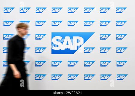 DAS logo des Software-Unternehmens SAP zu sehen auf der Messe Hannover. Die SAP se mit Sitz im baden-württembergischen Walldorf ist ein börsennotierter Softwarekonzern. UM sich künftig stärker auf KI zu konzentrieren, will sich der Konzern umbauen und weltweit 8000 Stellen streichen - bereits vor einem Jahr hatte SAP etwa 3000 Jobs gestrichen. Themenbild, Symbolbild Hannover, 19.04.2023 Niedersachsen Deutschland *** le logo de la société de logiciels SAP exposé au salon de Hanovre SAP se, basé à Walldorf, Bade-Württemberg, est un groupe de logiciels cotés afin de se concentrer plus fortement o Banque D'Images