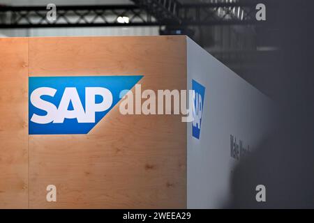 DAS logo des Software-Unternehmens SAP zu sehen auf der Messe Hannover. Die SAP se mit Sitz im baden-württembergischen Walldorf ist ein börsennotierter Softwarekonzern. UM sich künftig stärker auf KI zu konzentrieren, will sich der Konzern umbauen und weltweit 8000 Stellen streichen - bereits vor einem Jahr hatte SAP etwa 3000 Jobs gestrichen. Themenbild, Symbolbild Hannover, 19.04.2023 Niedersachsen Deutschland *** le logo de la société de logiciels SAP exposé au salon de Hanovre SAP se, basé à Walldorf, Bade-Württemberg, est un groupe de logiciels cotés afin de se concentrer plus fortement o Banque D'Images