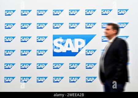 DAS logo des Software-Unternehmens SAP zu sehen auf der Messe Hannover. Die SAP se mit Sitz im baden-württembergischen Walldorf ist ein börsennotierter Softwarekonzern. UM sich künftig stärker auf KI zu konzentrieren, will sich der Konzern umbauen und weltweit 8000 Stellen streichen - bereits vor einem Jahr hatte SAP etwa 3000 Jobs gestrichen. Themenbild, Symbolbild Hannover, 19.04.2023 Niedersachsen Deutschland *** le logo de la société de logiciels SAP exposé au salon de Hanovre SAP se, basé à Walldorf, Bade-Württemberg, est un groupe de logiciels cotés afin de se concentrer plus fortement o Banque D'Images