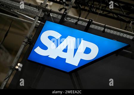 DAS logo des Software-Unternehmens SAP zu sehen auf der Messe Hannover. Die SAP se mit Sitz im baden-württembergischen Walldorf ist ein börsennotierter Softwarekonzern. UM sich künftig stärker auf KI zu konzentrieren, will sich der Konzern umbauen und weltweit 8000 Stellen streichen - bereits vor einem Jahr hatte SAP etwa 3000 Jobs gestrichen. Themenbild, Symbolbild Hannover, 19.04.2023 Niedersachsen Deutschland *** le logo de la société de logiciels SAP exposé au salon de Hanovre SAP se, basé à Walldorf, Bade-Württemberg, est un groupe de logiciels cotés afin de se concentrer plus fortement o Banque D'Images