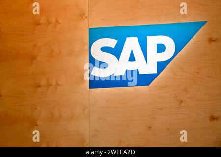 DAS logo des Software-Unternehmens SAP zu sehen auf der Messe Hannover. Die SAP se mit Sitz im baden-württembergischen Walldorf ist ein börsennotierter Softwarekonzern. UM sich künftig stärker auf KI zu konzentrieren, will sich der Konzern umbauen und weltweit 8000 Stellen streichen - bereits vor einem Jahr hatte SAP etwa 3000 Jobs gestrichen. Themenbild, Symbolbild Hannover, 19.04.2023 Niedersachsen Deutschland *** le logo de la société de logiciels SAP exposé au salon de Hanovre SAP se, basé à Walldorf, Bade-Württemberg, est un groupe de logiciels cotés afin de se concentrer plus fortement o Banque D'Images