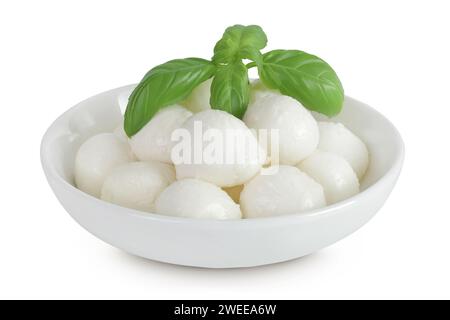 Mini boules de mozzarella au basilic dans un bol en céramique isolé sur fond blanc avec pleine profondeur de champ. Banque D'Images