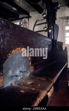 Toad in the Hole, un jeu de pub traditionnel UK. Le bateau de sauvetage, Thornham, Norfolk. Angleterre. Jeux de pub, Toad in the Hole construit dans une longue banquette en bois. 1990s 1991 East Angelia. Banque D'Images