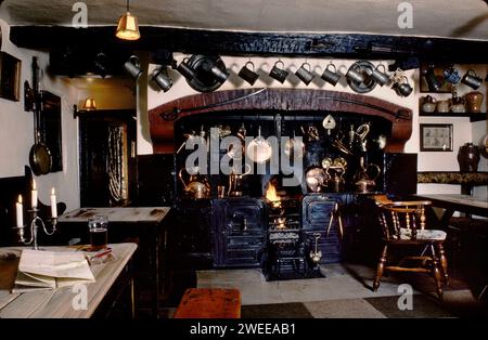 L'Olde Old Gate Inn, Brassington, Derbyshire. Ce pub du 17e siècle est construit avec des poutres provenant d'épaves de l'armada espagnole. Il y a un vrai cheval de feu de bois en laiton tankards en étain accrochés au mur. Une pinte à moitié ivre d'amer sur la table. Années 1991 990 Royaume-Uni Angleterre HOMER SYKES Banque D'Images