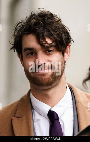 Le frère de Constance Marten, Tobias Marten, arrive au Old Bailey. Le procès d’une aristocrate et de son partenaire accusés de la mort de leur petite fille devrait commencer jeudi. Constance Marten, 36 ans, et Mark Gordon, 49 ans, risquent d'être jugés après que le bébé Victoria ait été retrouvé mort sur une parcelle à Brighton, East Sussex, en mars dernier. Date de la photo : jeudi 25 janvier 2024. Banque D'Images