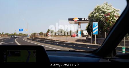 Mallorca, Espagne - 27 juin 2023 : une vue depuis la voiture approchant de la station-service Repsol à Majorque, Espagne, par une journée ensoleillée Banque D'Images