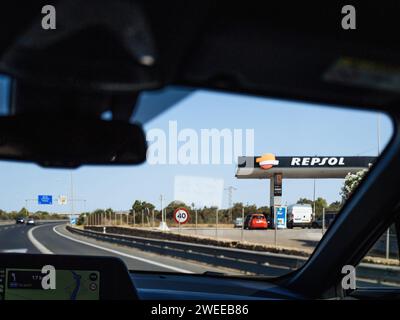 Mallorca, Espagne - 27 juin 2023 : Station d'essence Repsol vue de la voiture de conduite sur Mallorca Road Banque D'Images