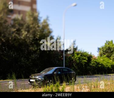 Mallorca, Espagne - 27 juin 2023 : une scène de mouvement sur Av. De Gabriel Roca avec un vus Peugeot de luxe noir à conduite rapide en action Banque D'Images