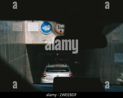 Majorque, Espagne - 27 juin 2023 : vue de face capturée de l'intérieur d'une voiture Dacia lorsqu'elle entre dans un garage à Palma de Majorque, offrant une perspective de l'expérience de stationnement sans faille Banque D'Images