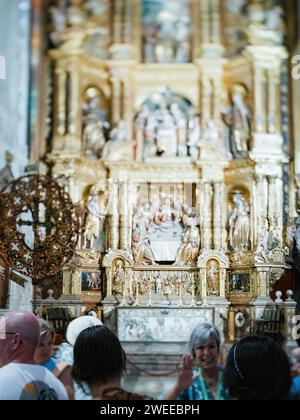 Majorque, Espagne - 27 juin 2023 : un groupe diversifié de personnes debout ensemble devant un magnifique autel doré à Mallorcas Catedral-Baslica de Santa Mara. Banque D'Images