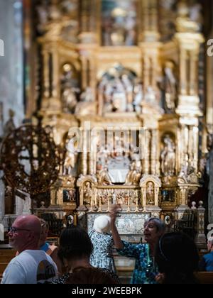 Mallorca, Espagne - 27 juin 2023 : personnes debout ensemble devant un magnifique autel d'or à Catedral-Baslica de Santa Maria à Palma de Majorque, Espagne. Banque D'Images