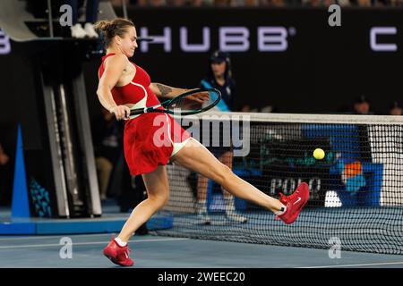 Melbourne, Australie. 25 janvier 2024. 2e SEED ARYNA SABALENKA de Biélorussie en action contre la 4e SEED COCO GAUFF des USA sur Rod laver Arena dans un match de demi-finale en simple féminin le jour 12 de l'Open d'Australie 2024 à Melbourne, Australie. Sydney Low/Cal Sport Media/Alamy Live News Banque D'Images