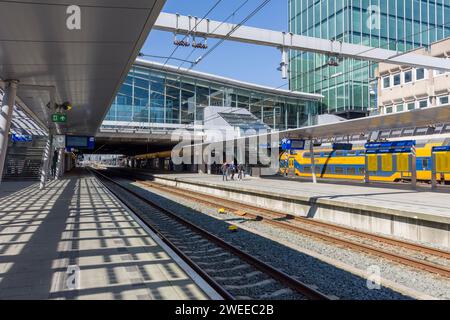 Quais et voie ferrée à la gare centrale d'Utrecht dans la ville d'Utrecht, pays-Bas, Europe. Banque D'Images