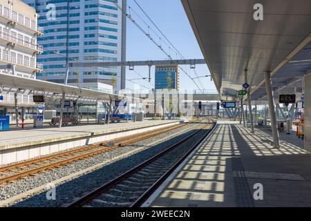 Quais et voie ferrée à la gare centrale d'Utrecht dans la ville d'Utrecht, pays-Bas, Europe. Banque D'Images