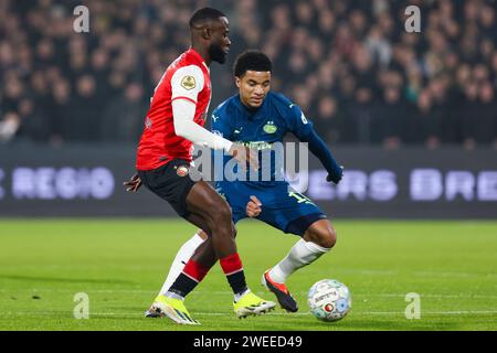 ROTTERDAM, PAYS-BAS - JANVIER 24 : Lutsharel Geertruida (Feyenoord Rotterdam) et Malik Tillman (PSV) lors du match d'Eredivisie du SC Feyenoord an Banque D'Images