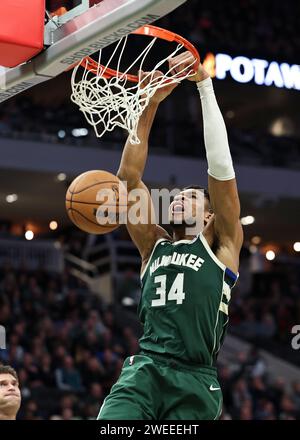 Milwaukee, USA. 24 janvier 2024. L'attaquant des Milwaukee Bucks Giannis Antetokounmpo a fait un saut lors du match de saison régulière de la NBA entre les Milwaukee Bucks et les cavaliers de Cleveland à Milwaukee, aux États-Unis, le 24 janvier 2024. Crédit : Joel Lerner/Xinhua/Alamy Live News Banque D'Images