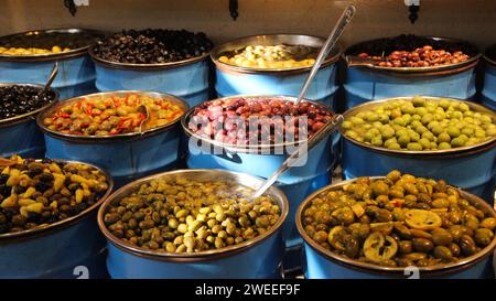 Tasty olives se tient sur Mahane Yehuda Shuk Banque D'Images