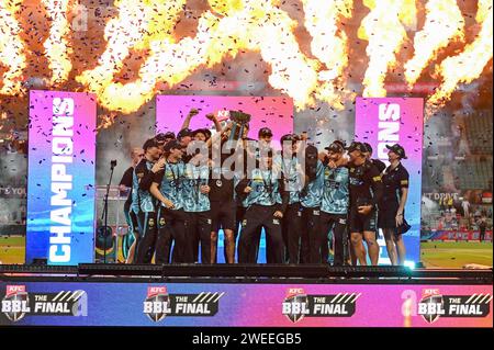 Sydney, Australie. 24 janvier 2024. Brisbane Heat célèbre avoir remporté le titre KFC Big Bash League 13 après avoir battu les Sixers de Sydney par 54 points au Sydney Cricket Ground. Sydney Sixers a accueilli Brisbane Heat lors de la Grande finale de la KFC Big Bash League 13 au Sydney Cricket Ground. Brisbane Heat remporte la Grande finale par 54 points. C'est le deuxième titre de Big Bash League de Heat. Brisbane Heat 166/8 (20 overs) Sydney Sixers 112/10 (17,3 (photo Ayush Kumar/SOPA Images/Sipa USA) crédit : SIPA USA/Alamy Live News Banque D'Images