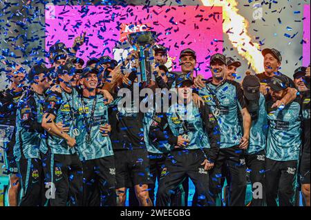 Sydney, Australie. 24 janvier 2024. Brisbane Heat célèbre avoir remporté le titre KFC Big Bash League 13 après avoir battu les Sixers de Sydney par 54 points au Sydney Cricket Ground. Sydney Sixers a accueilli Brisbane Heat lors de la Grande finale de la KFC Big Bash League 13 au Sydney Cricket Ground. Brisbane Heat remporte la Grande finale par 54 points. C'est le deuxième titre de Big Bash League de Heat. Brisbane Heat 166/8 (20 overs) Sydney Sixers 112/10 (17,3 overs). (Photo de AYUSH KUMAR/Sipa USA) crédit : SIPA USA/Alamy Live News Banque D'Images