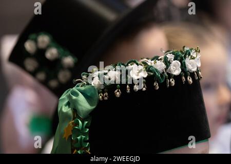 Dresde, Allemagne. 25 janvier 2024. Les enfants de la maternelle sorabe de Panschwitz-Kuckau portent des costumes de mariage sorabe à la Chancellerie d'État de Saxe à l'occasion du mariage des oiseaux. Le mariage des oiseaux, une vieille coutume en Lusace bilingue, est toujours célébré le 25 janvier et est l'une des coutumes les plus connues des Sorabes aux côtés de Pâques. Crédit : Robert Michael/dpa/Alamy Live News Banque D'Images