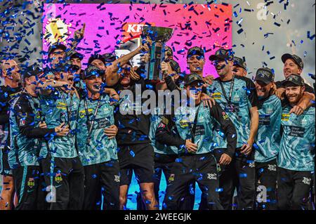 Sydney, Australie. 24 janvier 2024. Brisbane Heat célèbre avoir remporté le titre KFC Big Bash League 13 après avoir battu les Sixers de Sydney par 54 points au Sydney Cricket Ground. Sydney Sixers a accueilli Brisbane Heat lors de la Grande finale de la KFC Big Bash League 13 au Sydney Cricket Ground. Brisbane Heat remporte la Grande finale par 54 points. C'est le deuxième titre de Big Bash League de Heat. Brisbane Heat 166/8 (20 overs) Sydney Sixers 112/10 (17,3 overs). (Photo de AYUSH KUMAR/Sipa USA) crédit : SIPA USA/Alamy Live News Banque D'Images