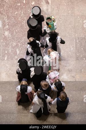 Dresde, Allemagne. 25 janvier 2024. Les enfants de la maternelle sorabe de Panschwitz-Kuckau portent des costumes de mariage sorabe à la Chancellerie d'État de Saxe à l'occasion du mariage des oiseaux. Le mariage des oiseaux, une vieille coutume en Lusace bilingue, est toujours célébré le 25 janvier et est l'une des coutumes les plus connues des Sorabes aux côtés de Pâques. Crédit : Robert Michael/dpa/Alamy Live News Banque D'Images