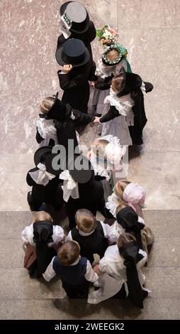 Dresde, Allemagne. 25 janvier 2024. Les enfants de la maternelle sorabe de Panschwitz-Kuckau portent des costumes de mariage sorabe à la Chancellerie d'État de Saxe à l'occasion du mariage des oiseaux. Le mariage des oiseaux, une vieille coutume en Lusace bilingue, est toujours célébré le 25 janvier et est l'une des coutumes les plus connues des Sorabes aux côtés de Pâques. Crédit : Robert Michael/dpa/Alamy Live News Banque D'Images