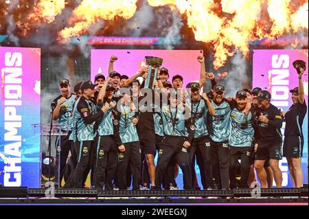 Sydney, Australie. 24 janvier 2024. Brisbane Heat célèbre avoir remporté le titre KFC Big Bash League 13 après avoir battu les Sixers de Sydney par 54 points au Sydney Cricket Ground. Sydney Sixers a accueilli Brisbane Heat lors de la Grande finale de la KFC Big Bash League 13 au Sydney Cricket Ground. Brisbane Heat remporte la Grande finale par 54 points. C'est le deuxième titre de Big Bash League de Heat. Brisbane Heat 166/8 (20 overs) Sydney Sixers 112/10 (17,3 (photo Ayush Kumar/SOPA Images/Sipa USA) crédit : SIPA USA/Alamy Live News Banque D'Images