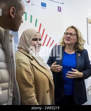 Besuch des Zentrum fuer migration und Entwicklung EIMEA, eines der marokkanisch-europaeischen Informationszentren zur Foerderung von Arbeitsbilitaet und Beruflicher Integration, angegliedert BEI der marokkanischen Arbeitsagentur ANAPEC. Svenja Schulze SPD, Bundesministerin fuer wirtschaftliche Zusammenarbeit und Entwicklung, aufgenommen im Rahmen ihres Besuchs in Rabat, Marokko, hier im Gespraech mit sogenannten Beguenstigten , die an einem Foerderprogramm teilgenommen achefhefen und damit Mohabitkeals in Deutzu, Deutschland. Fotografiert im Auftrag des Bunde Banque D'Images