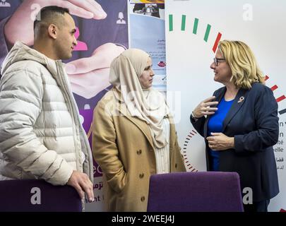 Besuch des Zentrum fuer migration und Entwicklung EIMEA, eines der marokkanisch-europaeischen Informationszentren zur Foerderung von Arbeitsbilitaet und Beruflicher Integration, angegliedert BEI der marokkanischen Arbeitsagentur ANAPEC. Svenja Schulze SPD, Bundesministerin fuer wirtschaftliche Zusammenarbeit und Entwicklung, aufgenommen im Rahmen ihres Besuchs in Rabat, Marokko, hier im Gespraech mit sogenannten Beguenstigten , die an einem Foerderprogramm teilgenommen achefhefen und damit Mohabitkeals in Deutzu, Deutschland. Fotografiert im Auftrag des Bunde Banque D'Images