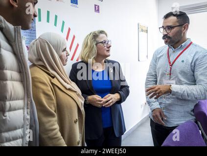 Besuch des Zentrum fuer migration und Entwicklung EIMEA, eines der marokkanisch-europaeischen Informationszentren zur Foerderung von Arbeitsbilitaet und Beruflicher Integration, angegliedert BEI der marokkanischen Arbeitsagentur ANAPEC. Svenja Schulze SPD, Bundesministerin fuer wirtschaftliche Zusammenarbeit und Entwicklung, aufgenommen im Rahmen ihres Besuchs in Rabat, Marokko, hier im Gespraech mit sogenannten Beguenstigten , die an einem Foerderprogramm teilgenommen achefhefen und damit Mohabitkeals in Deutzu, Deutschland. Fotografiert im Auftrag des Bunde Banque D'Images