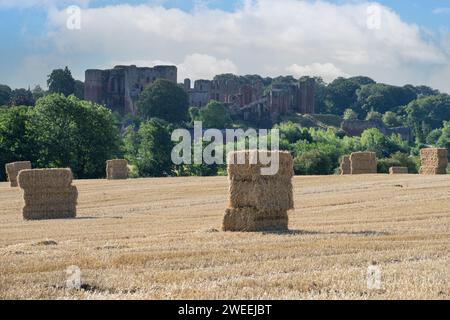 Kenilworth château Angleterre 07 29 2023 après la récolte de foin laissant des piles de foin géantes contre le château de Kenilworth retour sur un jour d'été Banque D'Images