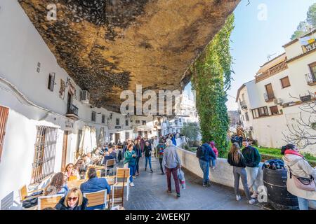 Setenil de las Bodegas : un village construit sous la falaise Banque D'Images