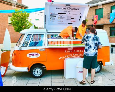 VW Food bus stationné sur la place de la ville appartenant à la société espagnole de crème glacée artisanale Regma avec un client Lantadilla Palencia Castille et Leon Espagne Banque D'Images