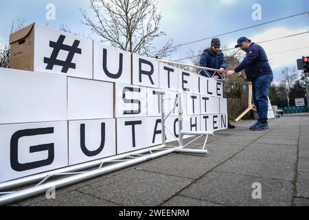 Die Giordano-Bruno-Stiftung gbs demonstriert mit zwei Kunstinstallationen am 25. Januar in Hannover gemeinsam mit der Betroffeninitiative Hildesheim gegen die Verschleppungstaktik der Evangelischen Kirche Deutschland EKD. Die Protestaktion findet anlaesslich der fuer den 25.01.2024 UM 12:30 Uhr angekuendigten Veroeffentlichung der grossen Studie zu sexualisierter Gewalt in der EKD und Diakonie statt. Ein unabhaengiges Forscherteam veroeffentlicht am 25.01.2024, an der Universitaet Hannover eine Studie ueber sexualisierte Gewalt in der evangelischen Kirche. Es ist die erste bundesweite Studie Banque D'Images