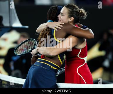 Melbourne, Australie. 25 janvier 2024. Aryna Sabalenka (droite), de Biélorussie, accueille Coco Gauff, des États-Unis, après la demi-finale féminine en simple à l'Open d'Australie à Melbourne, en Australie, le 25 janvier 2024. Crédit : Ma Ping/Xinhua/Alamy Live News Banque D'Images