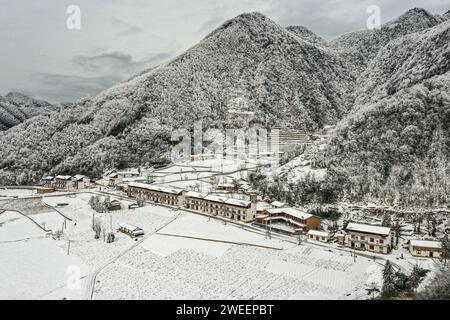 Chongqing. 24 janvier 2024. Une photo de drone aérienne prise le 24 janvier 2024 montre des paysages de neige dans une section de la montagne Wushan dans la ville de Zhuxian du comté de Wushan, au sud-ouest de la Chine à Chongqing. Crédit : Tang Yi/Xinhua/Alamy Live News Banque D'Images