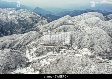 Chongqing. 24 janvier 2024. Une photo de drone aérienne prise le 24 janvier 2024 montre des paysages de neige dans une section de la montagne Wushan dans la ville de Zhuxian du comté de Wushan, au sud-ouest de la Chine à Chongqing. Crédit : Tang Yi/Xinhua/Alamy Live News Banque D'Images