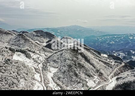 Chongqing. 24 janvier 2024. Une photo de drone aérienne prise le 24 janvier 2024 montre des paysages de neige dans une section de la montagne Wushan dans la ville de Zhuxian du comté de Wushan, au sud-ouest de la Chine à Chongqing. Crédit : Tang Yi/Xinhua/Alamy Live News Banque D'Images