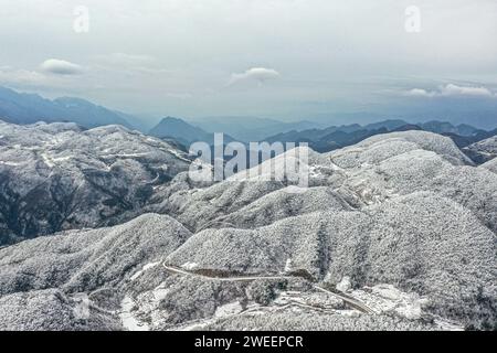 Chongqing. 24 janvier 2024. Une photo de drone aérienne prise le 24 janvier 2024 montre des paysages de neige dans une section de la montagne Wushan dans la ville de Zhuxian du comté de Wushan, au sud-ouest de la Chine à Chongqing. Crédit : Tang Yi/Xinhua/Alamy Live News Banque D'Images