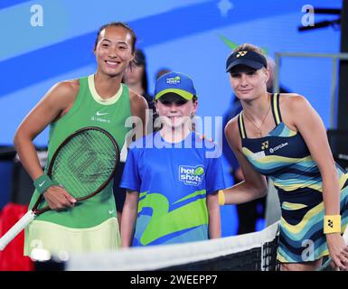 Melbourne, Australie. 25 janvier 2024. Zheng Qinwen (G) de Chine pose pour des photos avec Dayana Yastremska d'Ukraine avant leur demi-finale en simple féminin au tournoi de tennis Open d'Australie à Melbourne, Australie, le 25 janvier 2024. Crédit : Ma Ping/Xinhua/Alamy Live News Banque D'Images