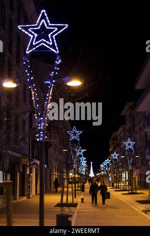 Grado, Friuli Venezia Giulia, Italie - 31 décembre 2013 : promenade du soir sous les lumières de Noël décorations de cette ville italienne médiévale sur l'Adriatique Banque D'Images