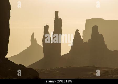 Téléobjectif du Totem Pole, Yei Bi Chei & Rooster Rock / Butte dans le Monument Valley Navajo Tribal Park en Arizona. Banque D'Images