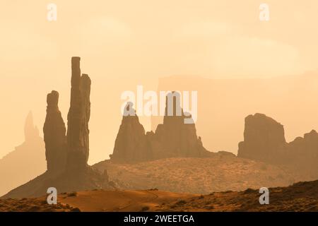 Téléobjectif du Totem Pole, Yei Bi Chei & Rooster Rock / Butte dans le Monument Valley Navajo Tribal Park en Arizona. Banque D'Images