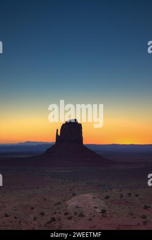 Ciel coloré du lever du soleil derrière l'East Mitten Butte dans le Monument Valley Navajo Tribal Park en Arizona. Banque D'Images